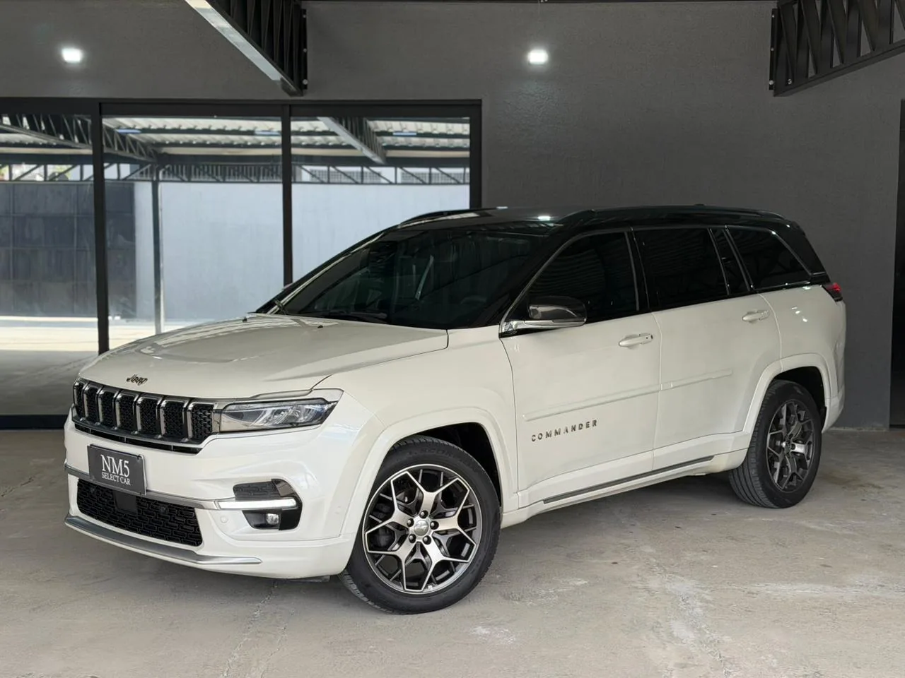 Jeep Commander no pátio da NM5
