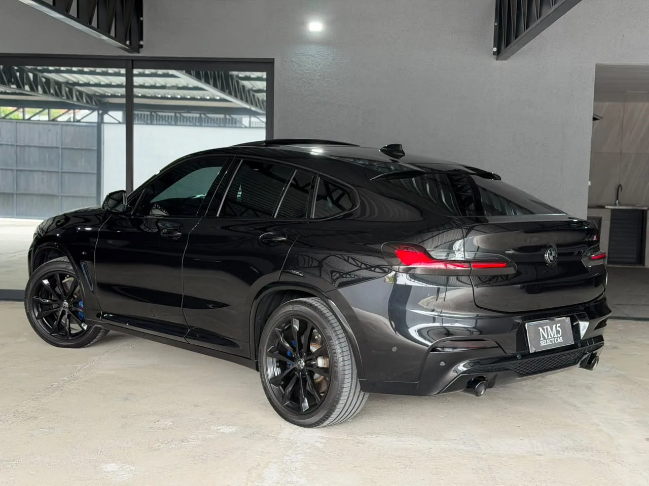BMW X4 no pátio da NM5 Select Car